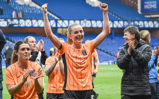 Claire Walsh agrees contract extension